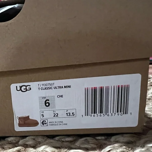 Uggs Toddler Classic Ultra Mini NWT in box, size 6, brown chestnut
